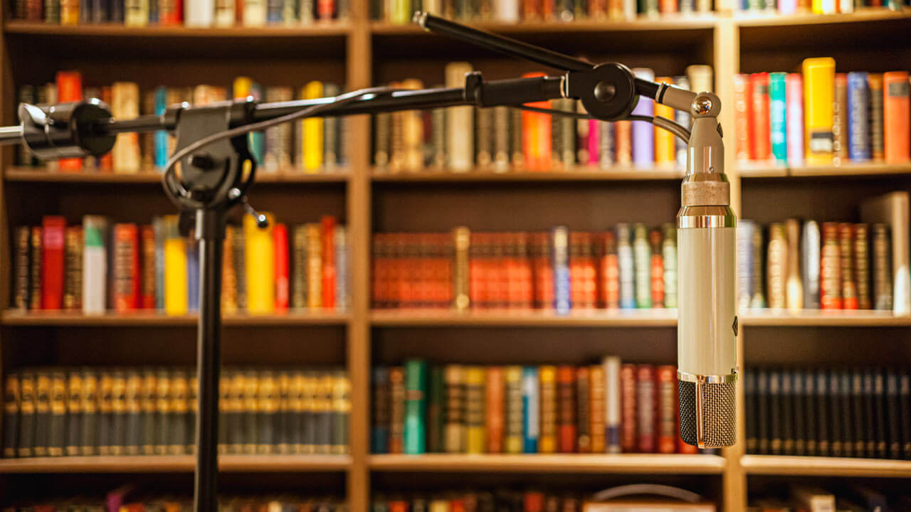 Mikrofon vor Bücherregal